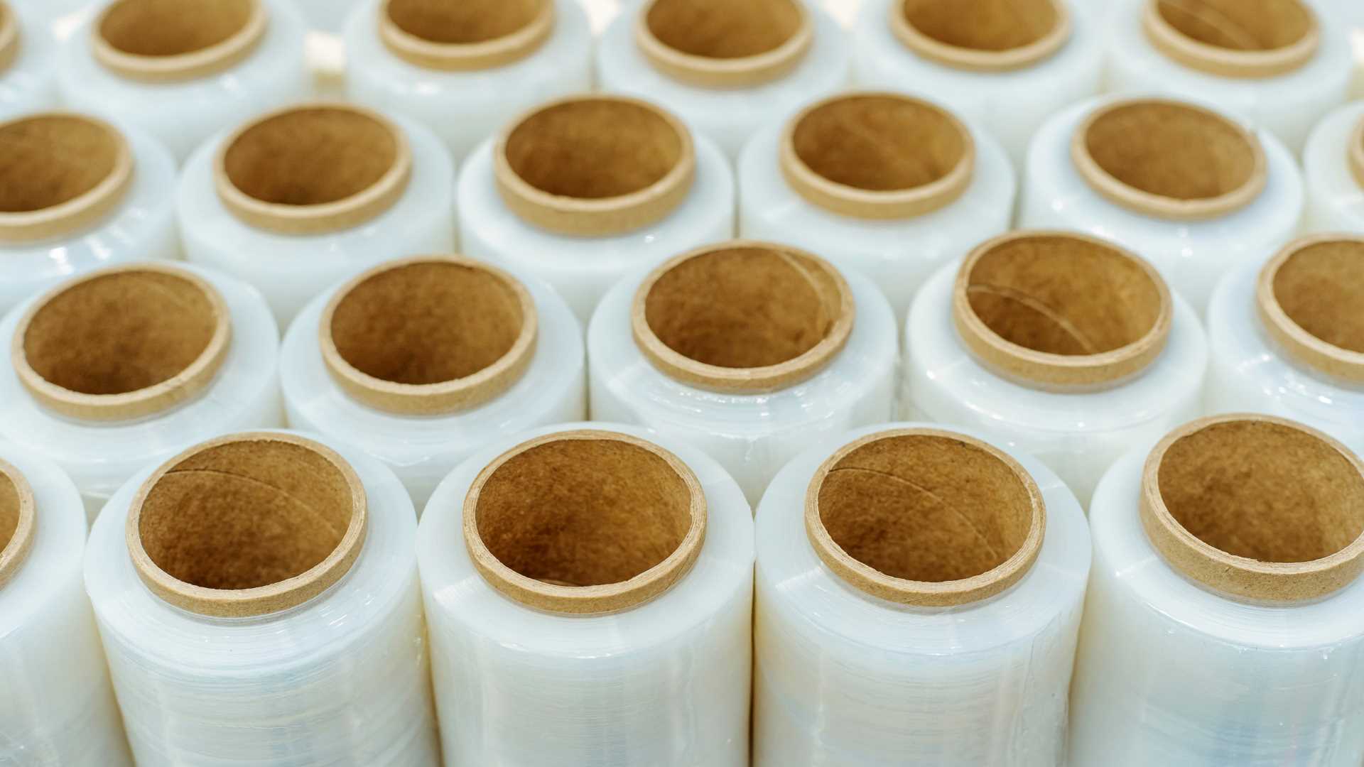 Tuleje tekturowe do folii stretch. Jakie parametry są kluczowe w przemyśle foliowym?